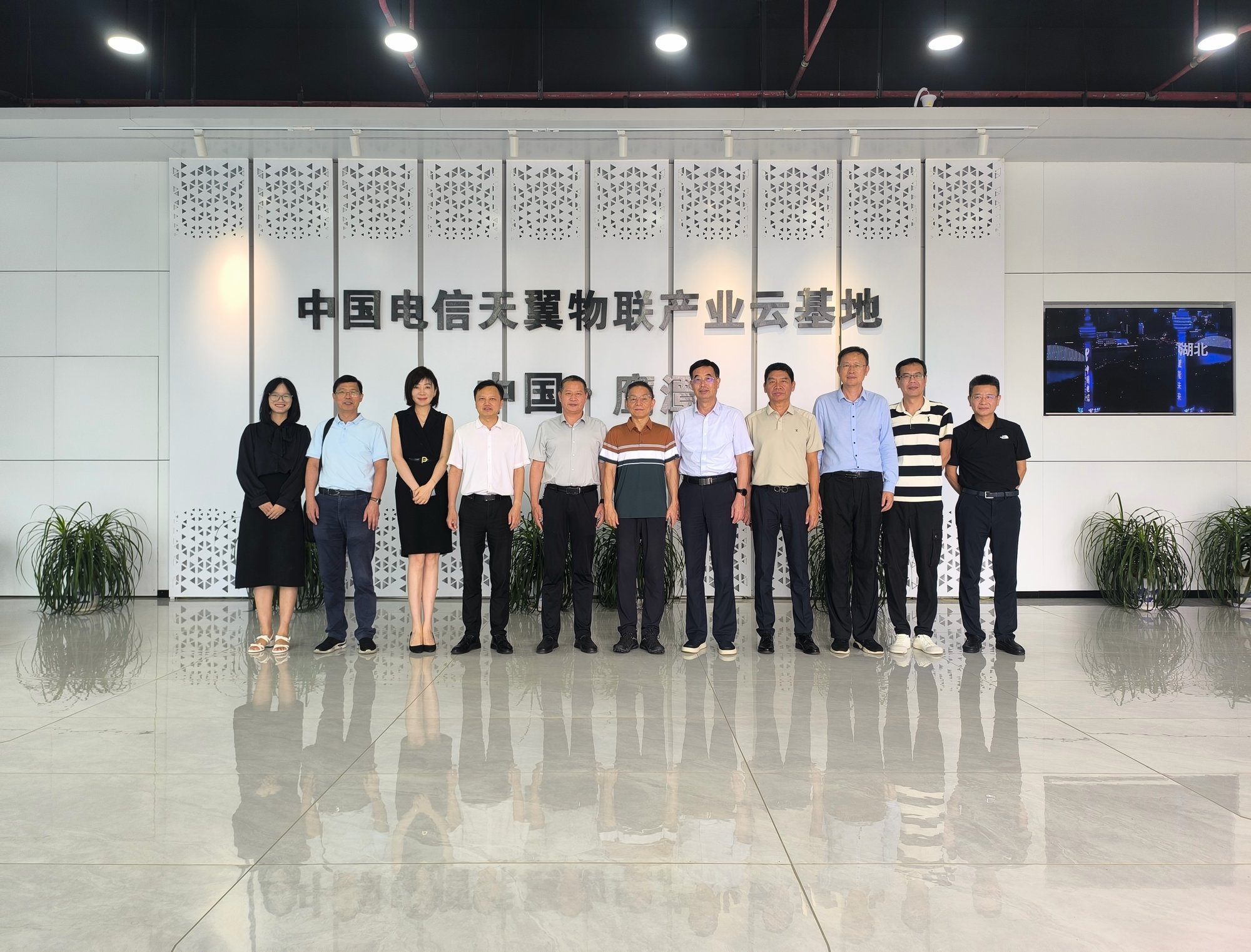 考察团与鹰潭方面代表在中国电信天翼物联产业云基地合影