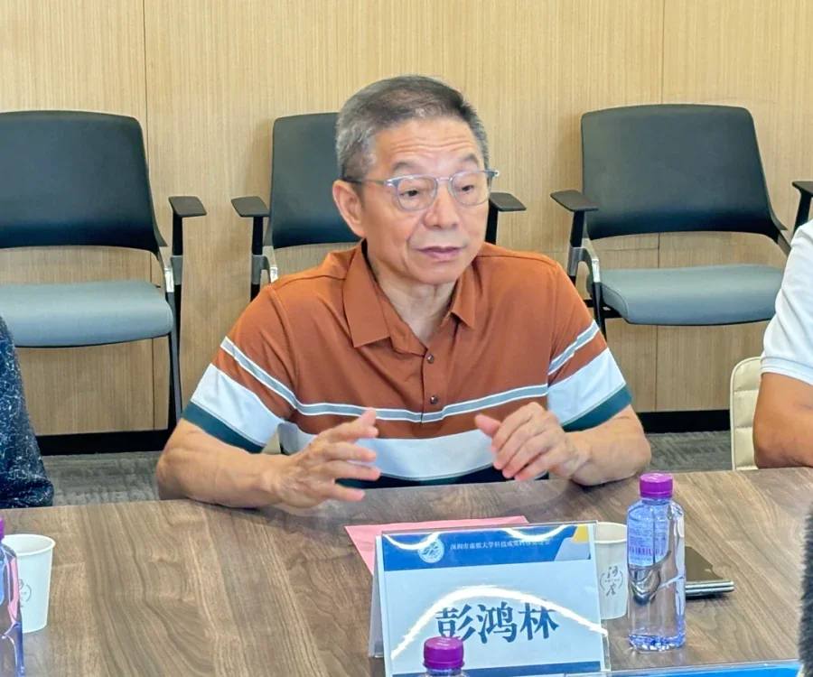 深圳市虚拟大学科技成果转移促进会会长彭鸿林在座谈会上发言