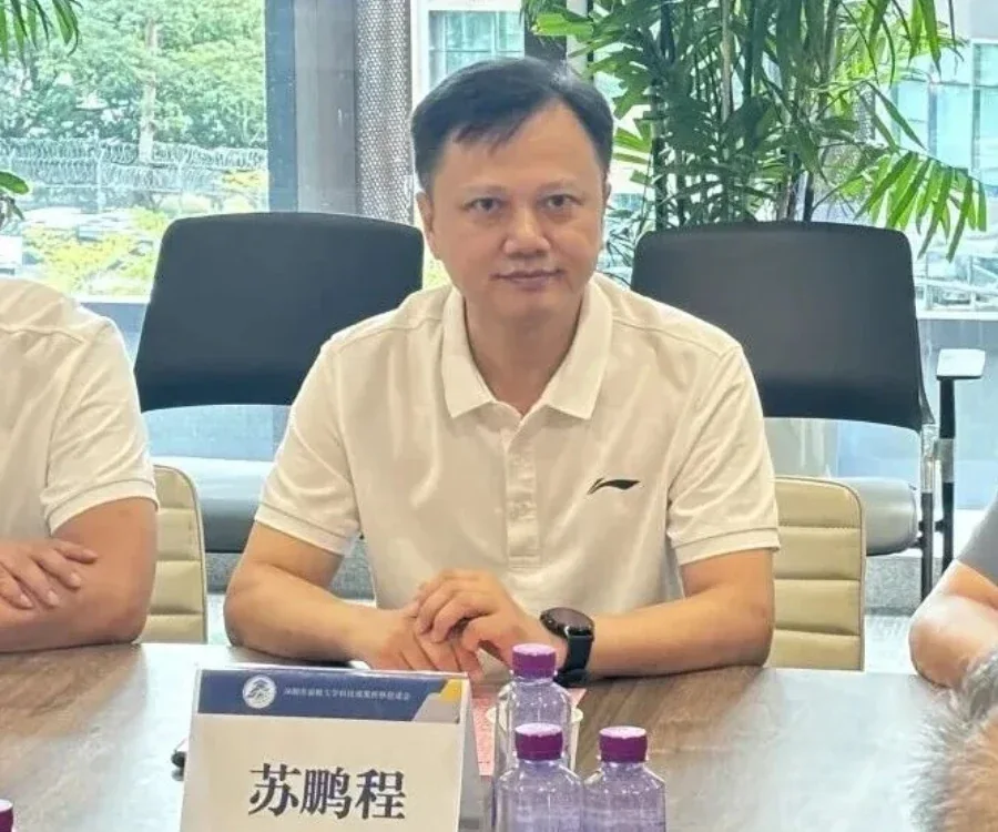 鹰潭市工业控股集团有限公司党委书记、董事长、总经理苏鹏程在座谈会上发言
